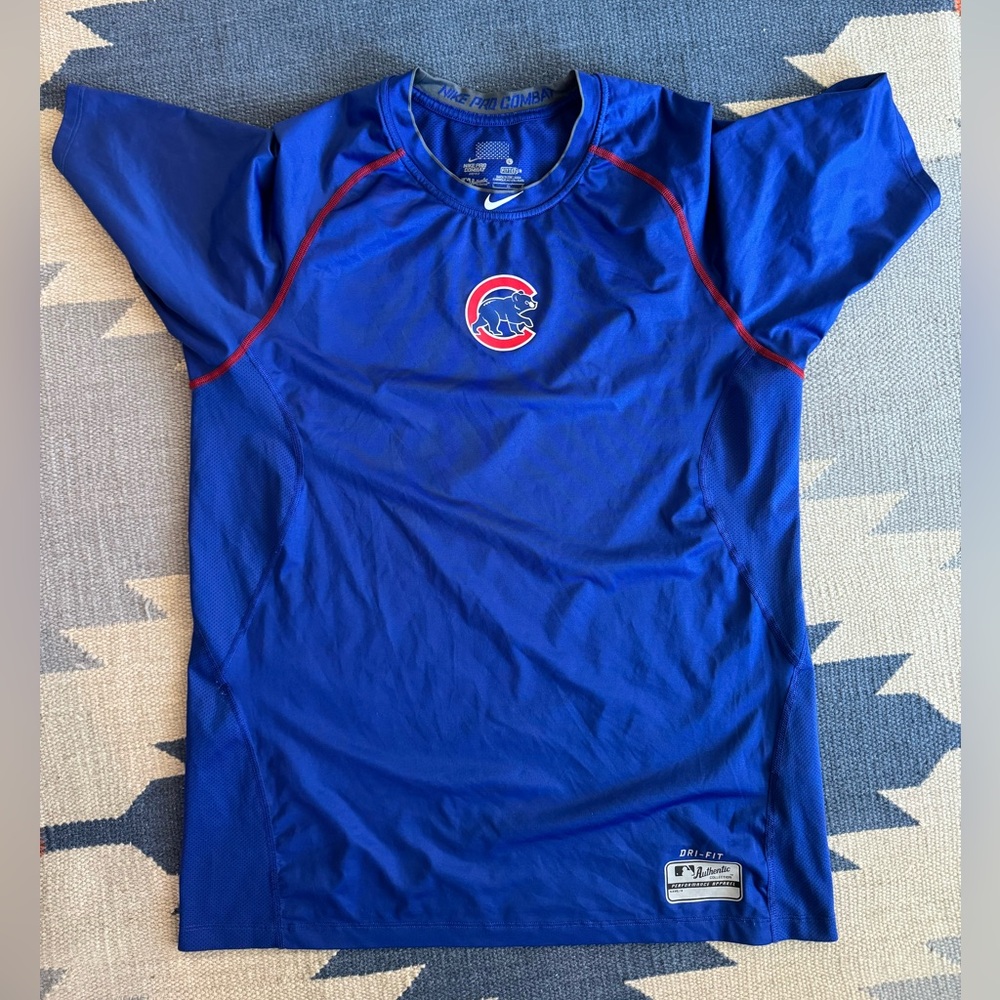 Nike Men’s Cubs workout shirt